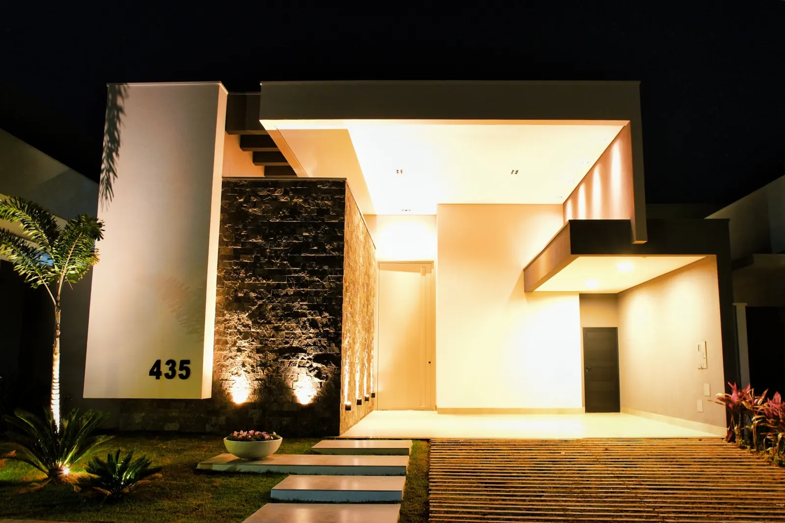 Fachada de casa construída pela Caetano, à noite