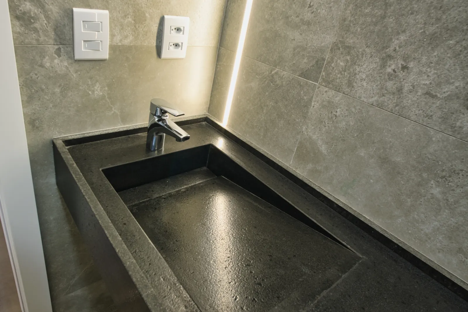 Banheiro de suíte com bancada escura